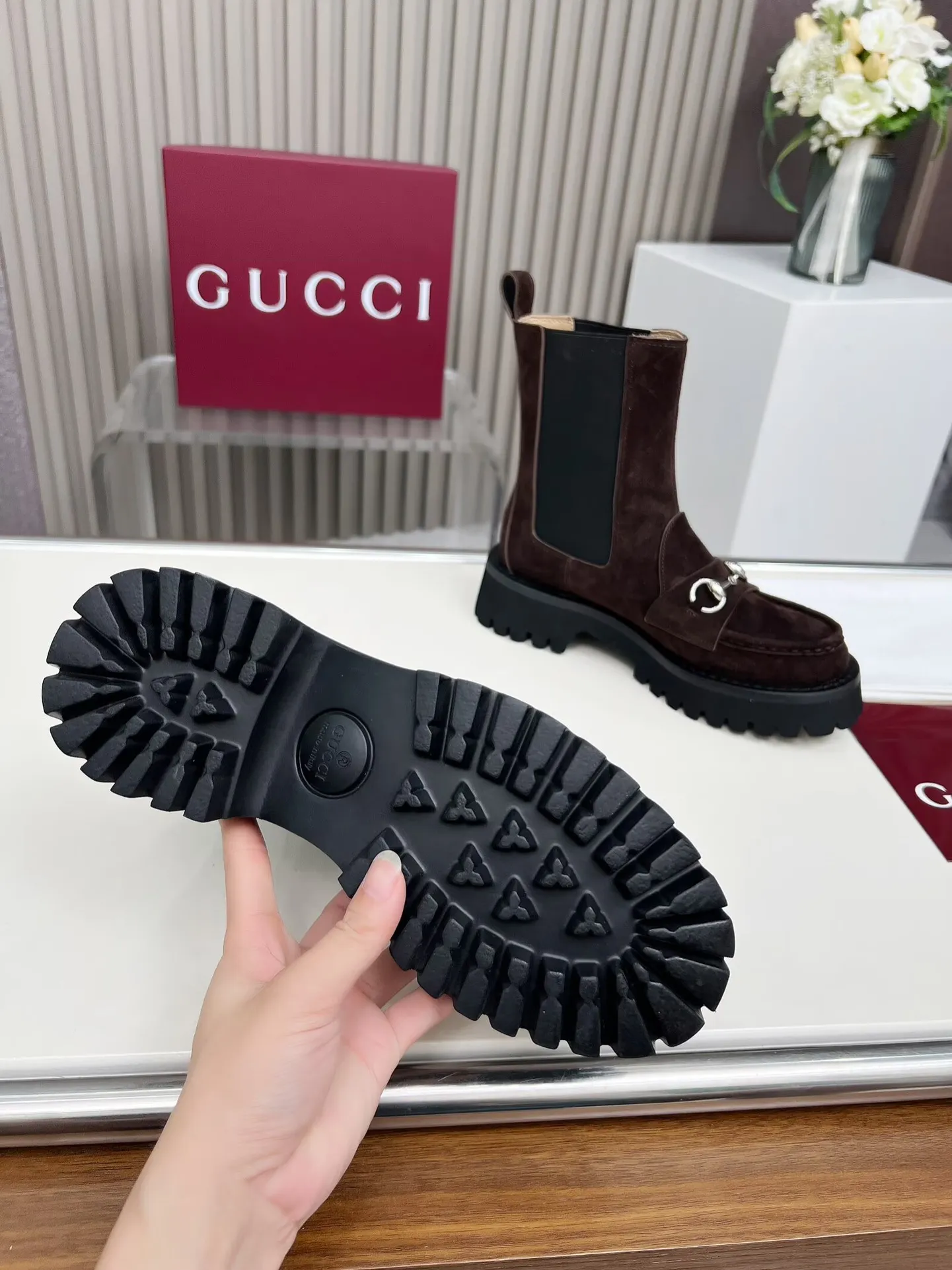 👟👟Ex-factory price 640👟👟 New version of Gucci GUCCI hot sale✅Ankle boots 🎉Very easy to match👍Elastic design on both sides [strong] Easy to put on and take off, especially retro British style, Gucci buckle decoration on the front💎LOGO✅ Fabric: imported cowhide 🐂High mercerized velvet, lining/foot: cow lining Color: black caramel color Brown 3 colors optional Number of yards: 35-42 {2 heads need to be customized} Heel height: 5cm Packing: Comes with card and cloth bag.
